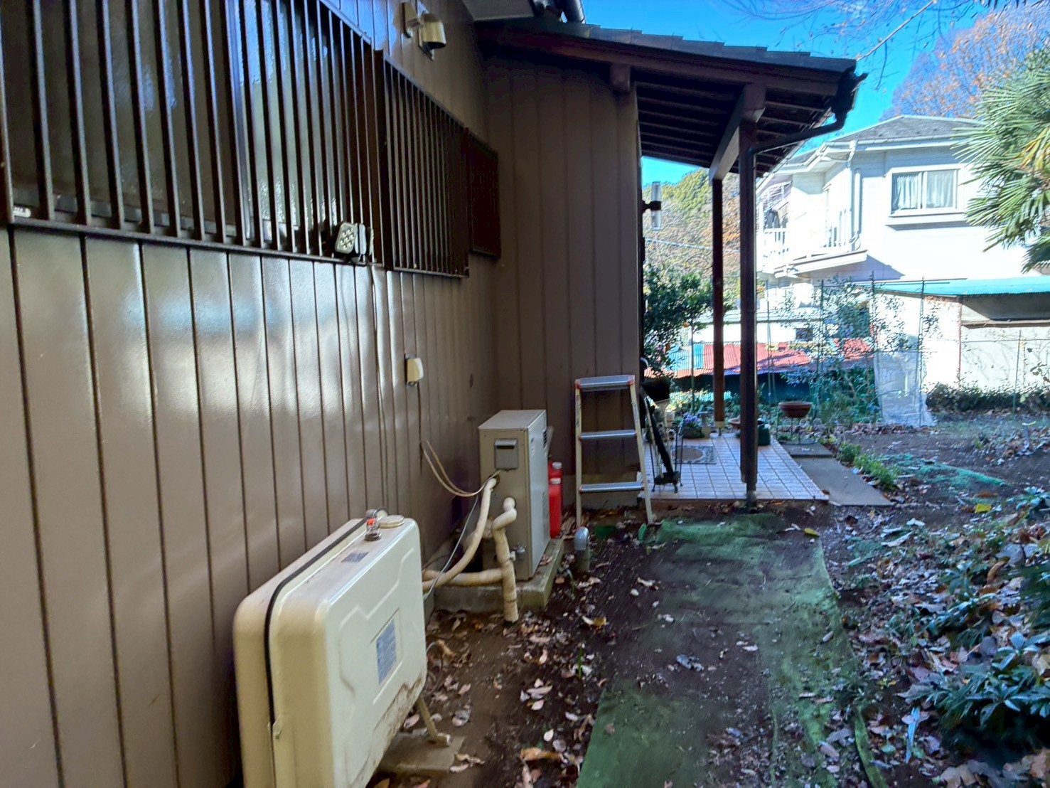 茶色いトタン外壁